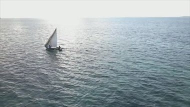 Bu video, Zanzibar açıklarında 8K çözünürlüklü yavaş çekim yapan tekneleri gösteriyor.