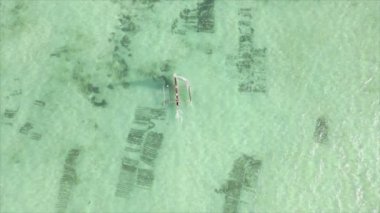 Bu video, Zanzibar açıklarında 8K çözünürlüklü yavaş çekim yapan tekneleri gösteriyor.