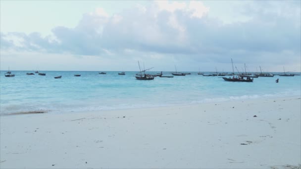 Deze Aandelenvideo Toont Boten Oceaan Voor Kust Van Zanzibar Slow — Stockvideo