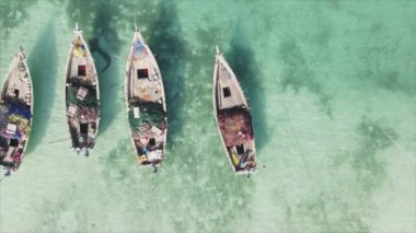 Bu video, Zanzibar açıklarında 8K çözünürlüklü yavaş çekim yapan tekneleri gösteriyor.