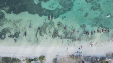 Bu video, Zanzibar açıklarında 8K çözünürlüklü yavaş çekim yapan tekneleri gösteriyor.