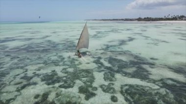 Bu video, Zanzibar açıklarında 8K çözünürlüklü yavaş çekim yapan tekneleri gösteriyor.