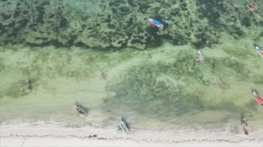 Bu video, Zanzibar açıklarında 8K çözünürlüklü yavaş çekim yapan tekneleri gösteriyor.