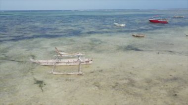 Bu video, Zanzibar açıklarında 8K çözünürlüklü yavaş çekim yapan tekneleri gösteriyor.
