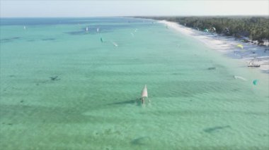 Bu video, Zanzibar açıklarında 8K çözünürlüklü yavaş çekim yapan tekneleri gösteriyor.