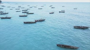Bu video, Zanzibar açıklarında 8K çözünürlüklü yavaş çekim yapan tekneleri gösteriyor.