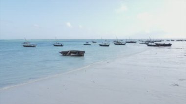 Bu video, Zanzibar açıklarında 8K çözünürlüklü yavaş çekim yapan tekneleri gösteriyor.