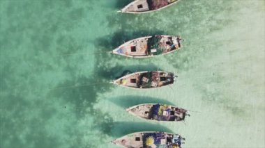 Bu video, Zanzibar açıklarında 8K çözünürlüklü yavaş çekim yapan tekneleri gösteriyor.