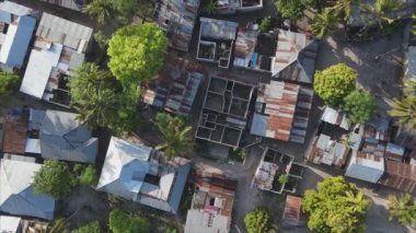 Bu stok videosu Zanzibar, Tanzanya, Afrika 'daki evleri gösteriyor, 8K çözünürlükte yavaş çekim.
