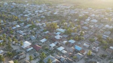 Bu stok videosu Zanzibar, Tanzanya, Afrika 'daki evleri gösteriyor, 8K çözünürlükte yavaş çekim.