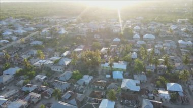 Bu stok videosu Zanzibar, Tanzanya, Afrika 'daki evleri gösteriyor, 8K çözünürlükte yavaş çekim.