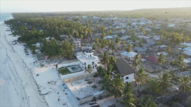 Bu stok videosu Zanzibar, Tanzanya, Afrika 'daki evleri gösteriyor, 8K çözünürlükte yavaş çekim.