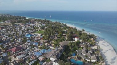 Bu stok videosu Zanzibar, Tanzanya, Afrika 'daki evleri gösteriyor, 8K çözünürlükte yavaş çekim.