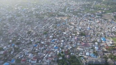 Bu stok videosu Zanzibar, Tanzanya, Afrika 'daki evleri gösteriyor, 8K çözünürlükte yavaş çekim.