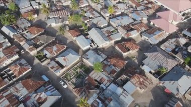 Bu stok videosu Zanzibar, Tanzanya, Afrika 'daki evleri gösteriyor, 8K çözünürlükte yavaş çekim.