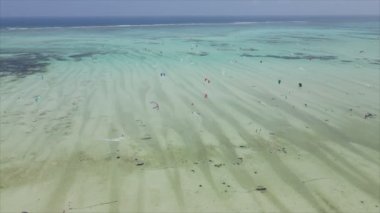Bu video, Tanzanya 'nın Zanzibar kıyısında 8K çözünürlükte yavaş çekim uçurtmayı gösteriyor.