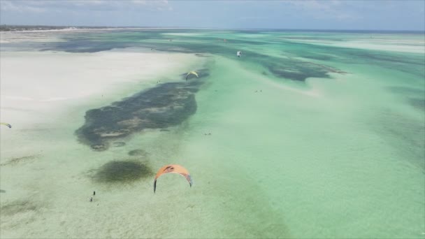 这段视频显示了坦桑尼亚桑给巴尔海岸附近的风筝冲浪运动 速度缓慢 分辨率为8K — 图库视频影像