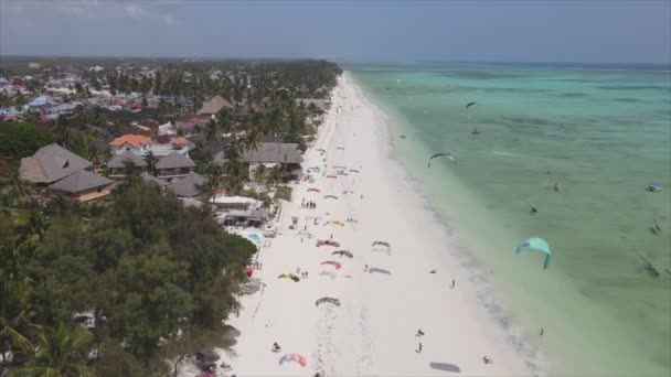 Toto Stock Video Ukazuje Kitesurf Poblíž Pobřeží Zanzibaru Tanzanie Zpomalení — Stock video