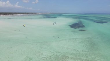 Bu video, Tanzanya 'nın Zanzibar kıyısında 8K çözünürlükte yavaş çekim uçurtmayı gösteriyor.