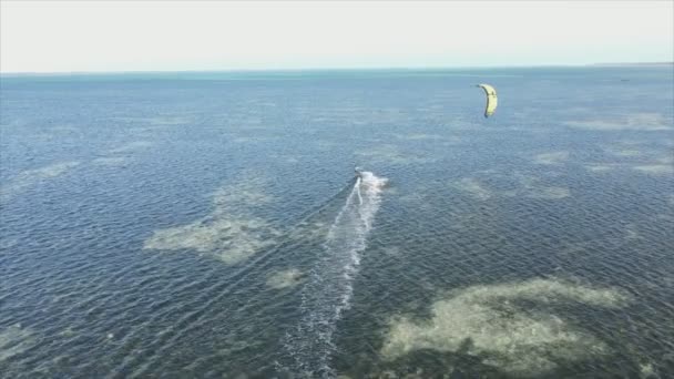 このストックビデオは タンザニアのザンジバルの海岸近くのカイトサーフィン 8K解像度でのスローモーションを示しています — ストック動画
