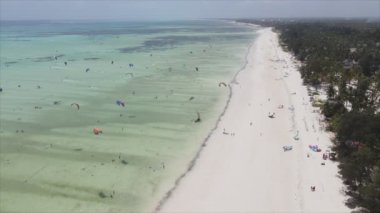 Bu video, Tanzanya 'nın Zanzibar kıyısında 8K çözünürlükte yavaş çekim uçurtmayı gösteriyor.