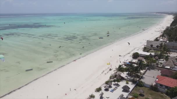 这段视频显示了坦桑尼亚桑给巴尔海岸附近的风筝冲浪运动 速度缓慢 分辨率为8K — 图库视频影像