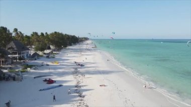 Bu video, Tanzanya 'nın Zanzibar kıyısında 8K çözünürlükte yavaş çekim uçurtmayı gösteriyor.