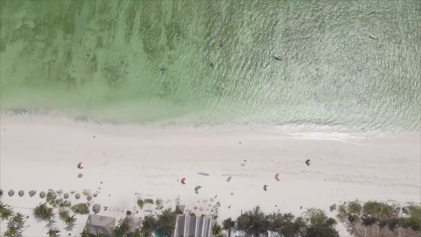 Toto Stock Video Ukazuje Kitesurf Poblíž Pobřeží Zanzibaru Tanzanie Zpomalení — Stock video