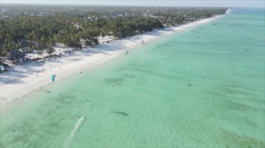 Bu video, Tanzanya 'nın Zanzibar kıyısında 8K çözünürlükte yavaş çekim uçurtmayı gösteriyor.