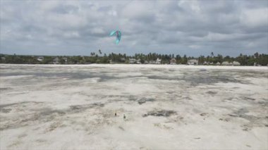 Bu video, Tanzanya 'nın Zanzibar kıyısında 8K çözünürlükte yavaş çekim uçurtmayı gösteriyor.
