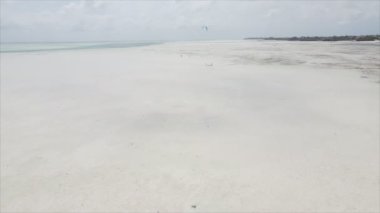 Bu video, Tanzanya 'nın Zanzibar kıyısında 8K çözünürlükte yavaş çekim uçurtmayı gösteriyor.