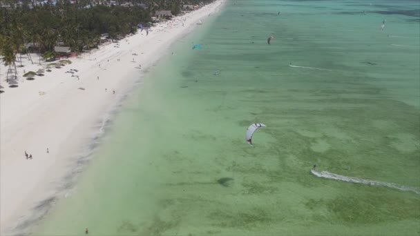 Toto Stock Video Ukazuje Kitesurf Poblíž Pobřeží Zanzibaru Tanzanie Zpomalení — Stock video