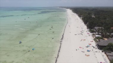 Bu video, Tanzanya 'nın Zanzibar kıyısında 8K çözünürlükte yavaş çekim uçurtmayı gösteriyor.