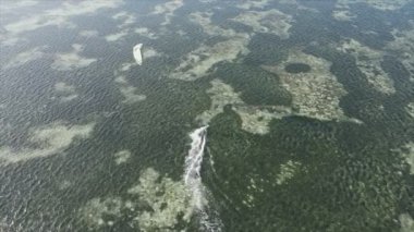 Bu video, Tanzanya 'nın Zanzibar kıyısında 8K çözünürlükte yavaş çekim uçurtmayı gösteriyor.