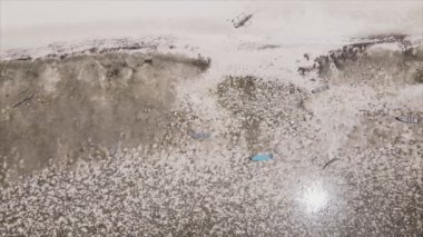 Bu video, Tanzanya, Zanzibar açıklarındaki okyanustaki alçak gelgitin 8K çözünürlükte yavaş çekimini gösteriyor.