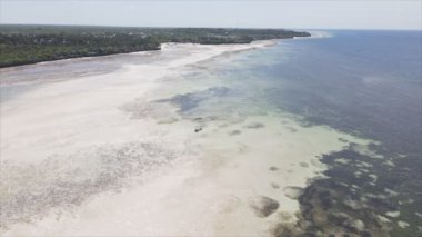 Bu video, Tanzanya, Zanzibar açıklarındaki okyanustaki alçak gelgitin 8K çözünürlükte yavaş çekimini gösteriyor.