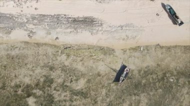 Bu video, Tanzanya, Zanzibar açıklarındaki okyanustaki alçak gelgitin 8K çözünürlükte yavaş çekimini gösteriyor.