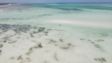 Bu video, Tanzanya, Zanzibar açıklarındaki okyanustaki alçak gelgitin 8K çözünürlükte yavaş çekimini gösteriyor.