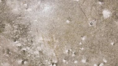 Bu video, Tanzanya, Zanzibar açıklarındaki okyanustaki alçak gelgitin 8K çözünürlükte yavaş çekimini gösteriyor.