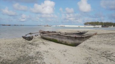 Bu video, Tanzanya, Zanzibar açıklarındaki okyanustaki alçak gelgitin 8K çözünürlükte yavaş çekimini gösteriyor.