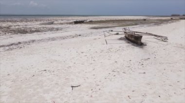 Bu video, Tanzanya, Zanzibar açıklarındaki okyanustaki alçak gelgitin 8K çözünürlükte yavaş çekimini gösteriyor.