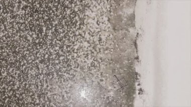 Bu video, Tanzanya, Zanzibar açıklarındaki okyanustaki alçak gelgitin 8K çözünürlükte yavaş çekimini gösteriyor.
