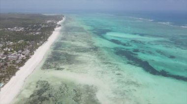 Bu video, Tanzanya, Zanzibar açıklarındaki okyanustaki alçak gelgitin 8K çözünürlükte yavaş çekimini gösteriyor.