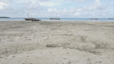 Bu video, Tanzanya, Zanzibar açıklarındaki okyanustaki alçak gelgitin 8K çözünürlükte yavaş çekimini gösteriyor.