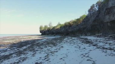 Bu video, Tanzanya, Zanzibar açıklarındaki okyanustaki alçak gelgitin 8K çözünürlükte yavaş çekimini gösteriyor.