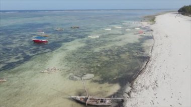 Bu video, Tanzanya, Zanzibar açıklarındaki okyanustaki alçak gelgitin 8K çözünürlükte yavaş çekimini gösteriyor.