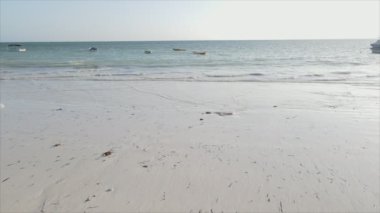 Bu video, Tanzanya, Zanzibar açıklarındaki okyanustaki alçak gelgitin 8K çözünürlükte yavaş çekimini gösteriyor.