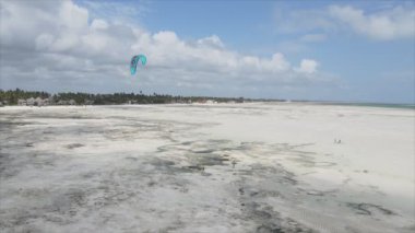 Bu video, Tanzanya, Zanzibar açıklarındaki okyanustaki alçak gelgitin 8K çözünürlükte yavaş çekimini gösteriyor.