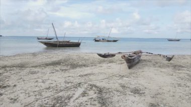 Bu video, Tanzanya, Zanzibar açıklarındaki okyanustaki alçak gelgitin 8K çözünürlükte yavaş çekimini gösteriyor.