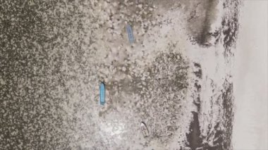 Bu video, Tanzanya, Zanzibar açıklarındaki okyanustaki alçak gelgitin 8K çözünürlükte yavaş çekimini gösteriyor.